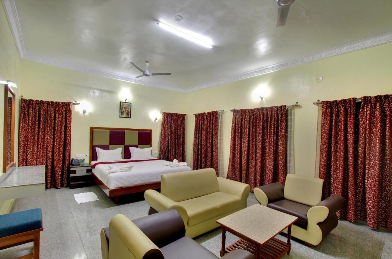 Kanthi Resorts Badami Bāgalkot Esterno foto