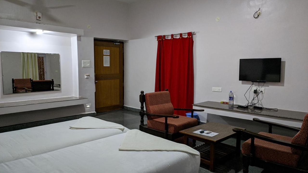 Kanthi Resorts Badami Bāgalkot Esterno foto