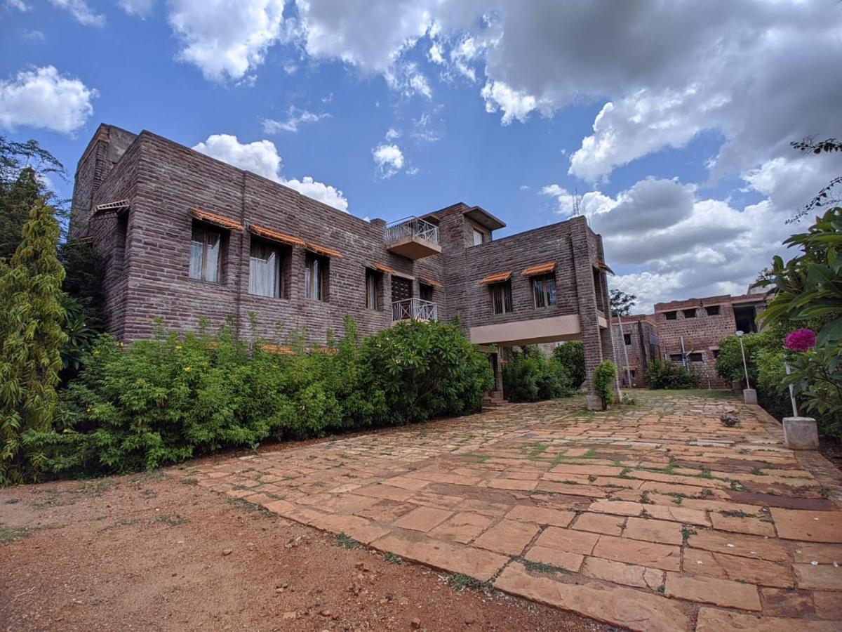 Kanthi Resorts Badami Bāgalkot Esterno foto